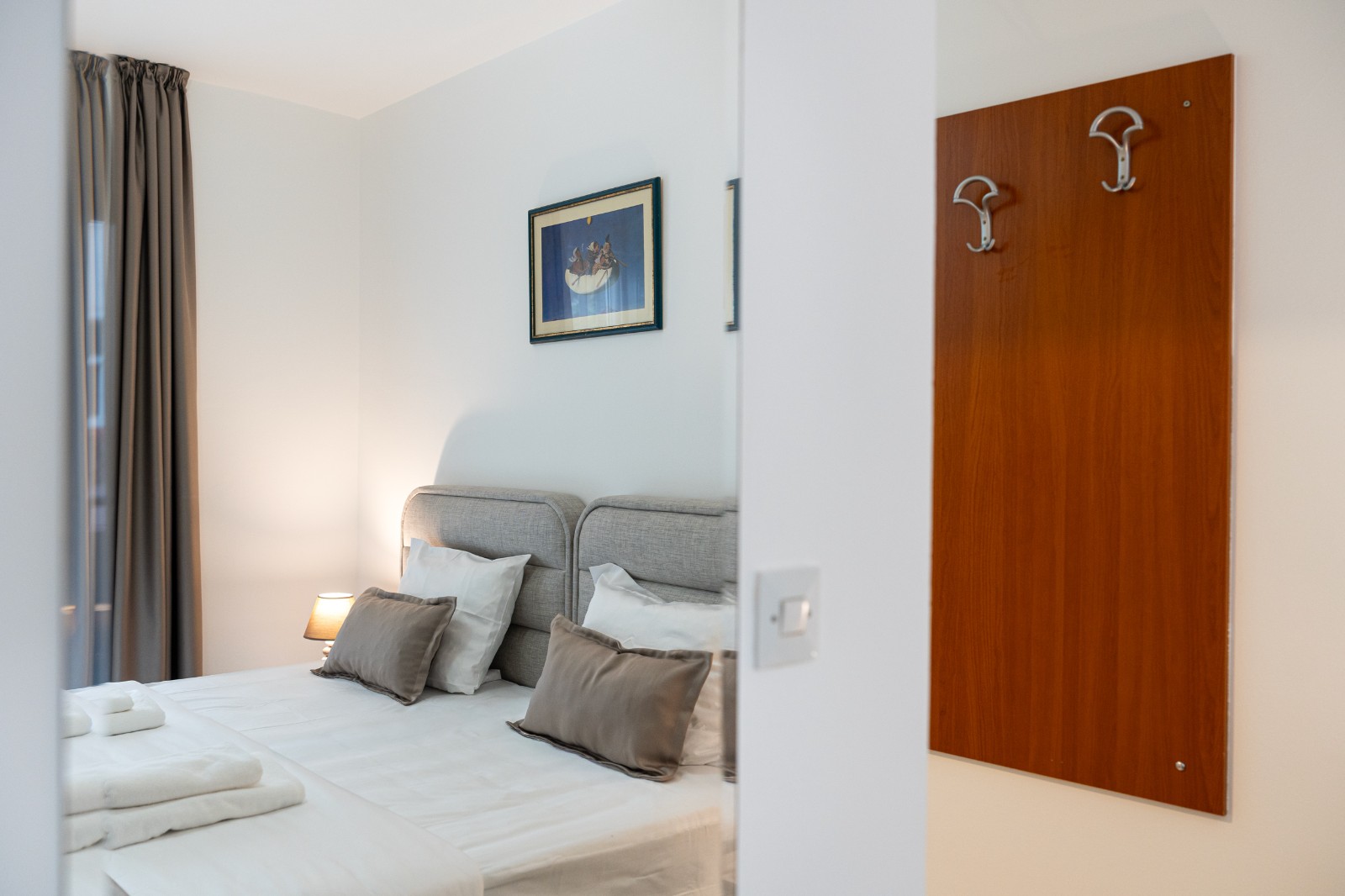 Udobna dvokrevetna soba u blizini plaže