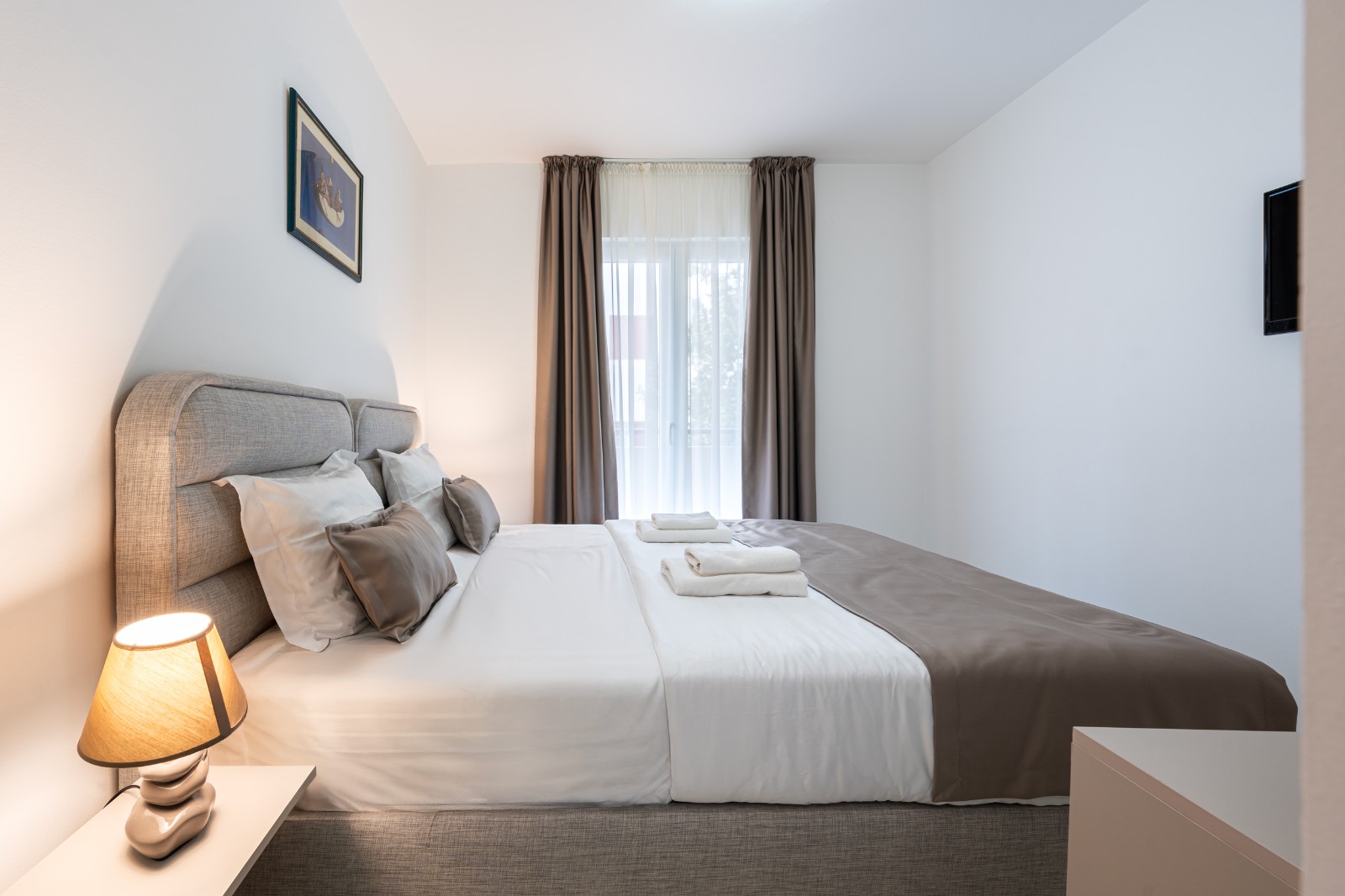 Udobna dvokrevetna soba u blizini plaže